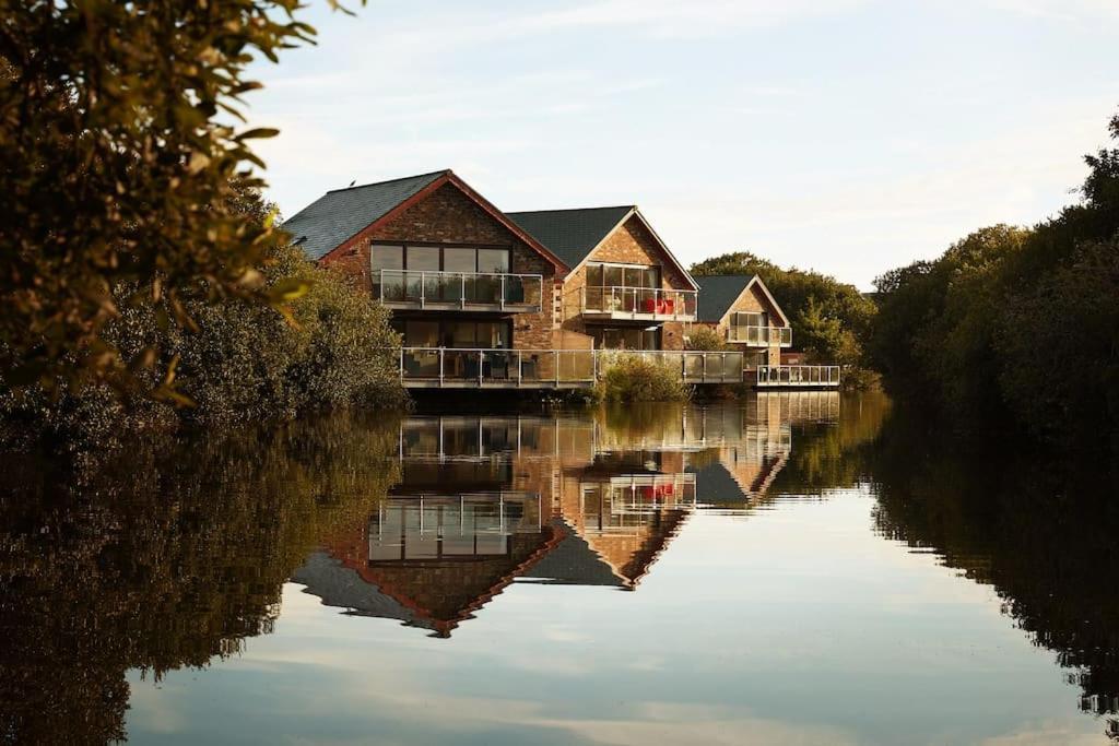 Kingfisher Hot Tub & Log Burner House On Premium Lakeside With Resort Facilities 大圣科勒姆 外观 照片