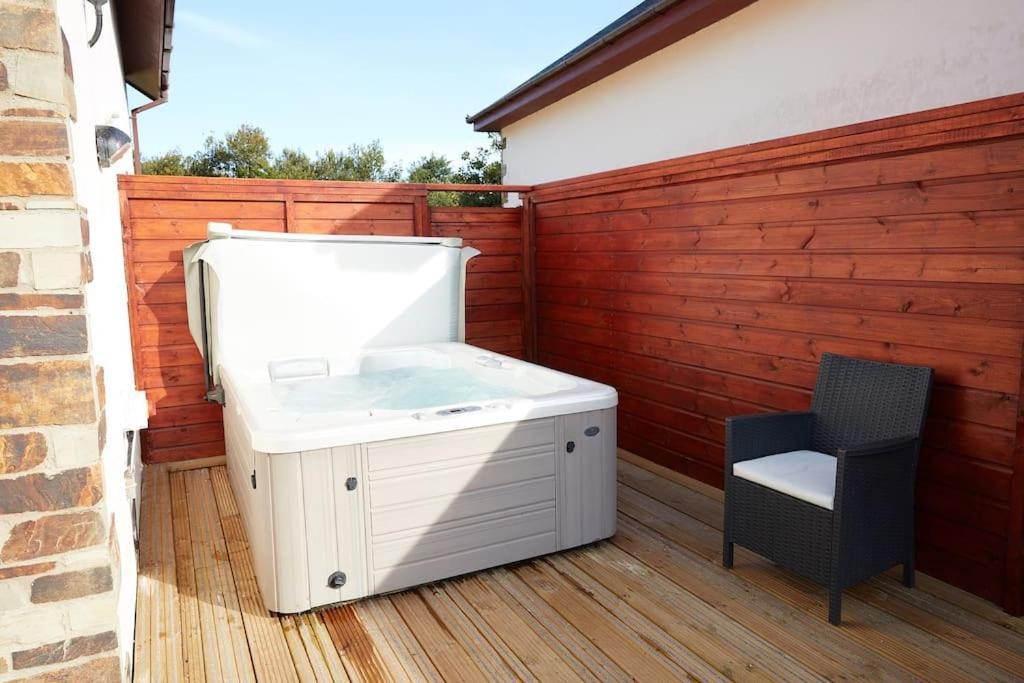 Kingfisher Hot Tub & Log Burner House On Premium Lakeside With Resort Facilities 大圣科勒姆 外观 照片