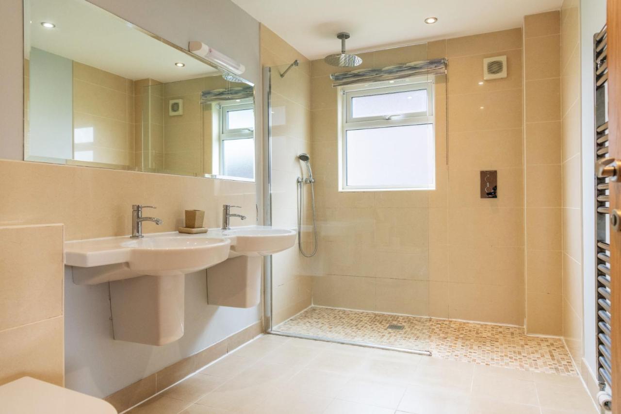Kingfisher Hot Tub & Log Burner House On Premium Lakeside With Resort Facilities 大圣科勒姆 外观 照片