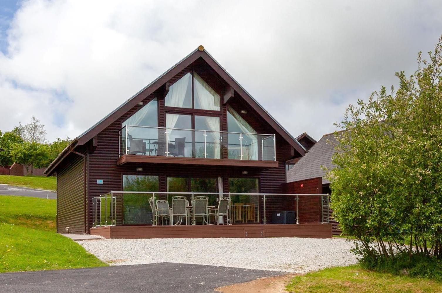 Kingfisher Hot Tub & Log Burner House On Premium Lakeside With Resort Facilities 大圣科勒姆 外观 照片